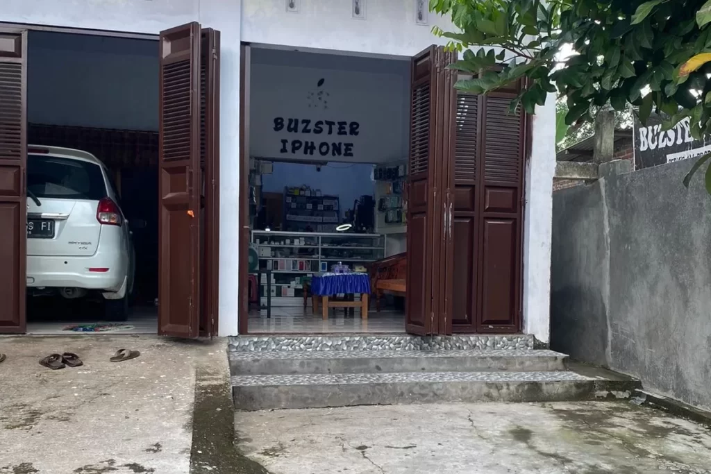 Depan Store Buzster iPhone